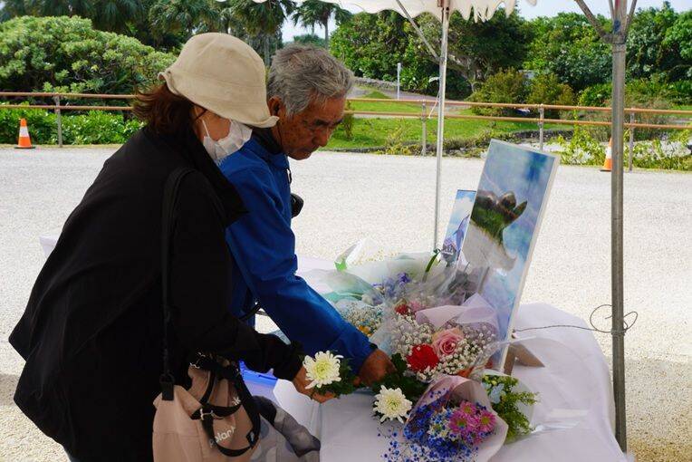 「圧倒的アイドルだった」　イルカの「オキちゃん」悼みファン涙　沖縄・海洋博公園に献花台【写真複数】