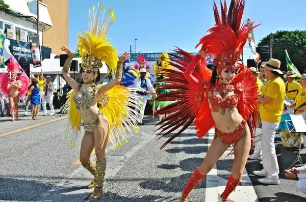 コザゲート通りが祭り一色　色鮮やかな衣装でダンスや音楽披露　沖縄国際カーニバルでパレード　沖縄市