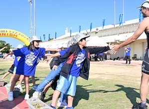 ［沖縄days］笑顔でハイタッチ　沖縄・伊是名村