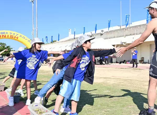 ［沖縄days］笑顔でハイタッチ　沖縄・伊是名村