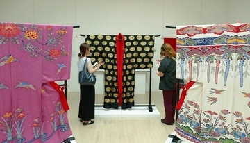 坂東玉三郎さんが組踊でまとった衣裳も　那覇市で組踊衣裳展　5月31日まで