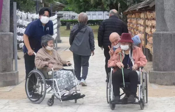 旧正月に「健康と平和を」祈り　泡瀬ビジュル、初詣にぎわう　沖縄市
