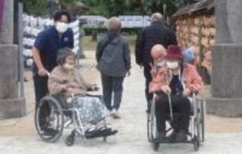 旧正月に「健康と平和を」祈り　泡瀬ビジュル、初詣にぎわう　沖縄市