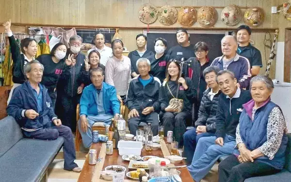 「子どもたちの笑顔が支え」学校栄養士の末吉さん、島での4年間に別れ　粟国村で送別会