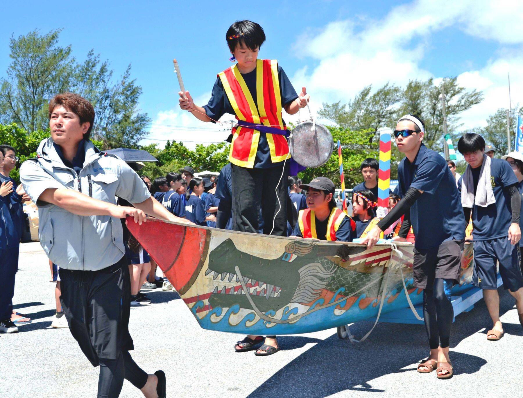 名字対抗ハーリーで4家激突　南城市知念・海野区で大会　明治からの伝統、過去最多参加