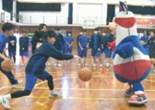 ゴーディーと生徒が一緒に練習　サプライズで学校訪問　「バスケはみんなが盛り上がるスポーツ」