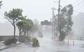 【台風13号】沖縄本島を直撃、暴風長期化へ　最大1万8410戸停電、8日も厳重警戒（予想時間図あり）