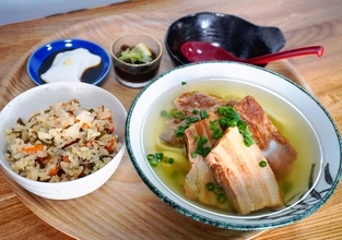 東京や関西で腕磨いた店主　透明でうまみ豊かな熱々スープ　沖縄・浦添市の田多そば