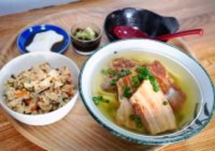 東京や関西で腕磨いた店主　透明でうまみ豊かな熱々スープ　沖縄・浦添市の田多そば