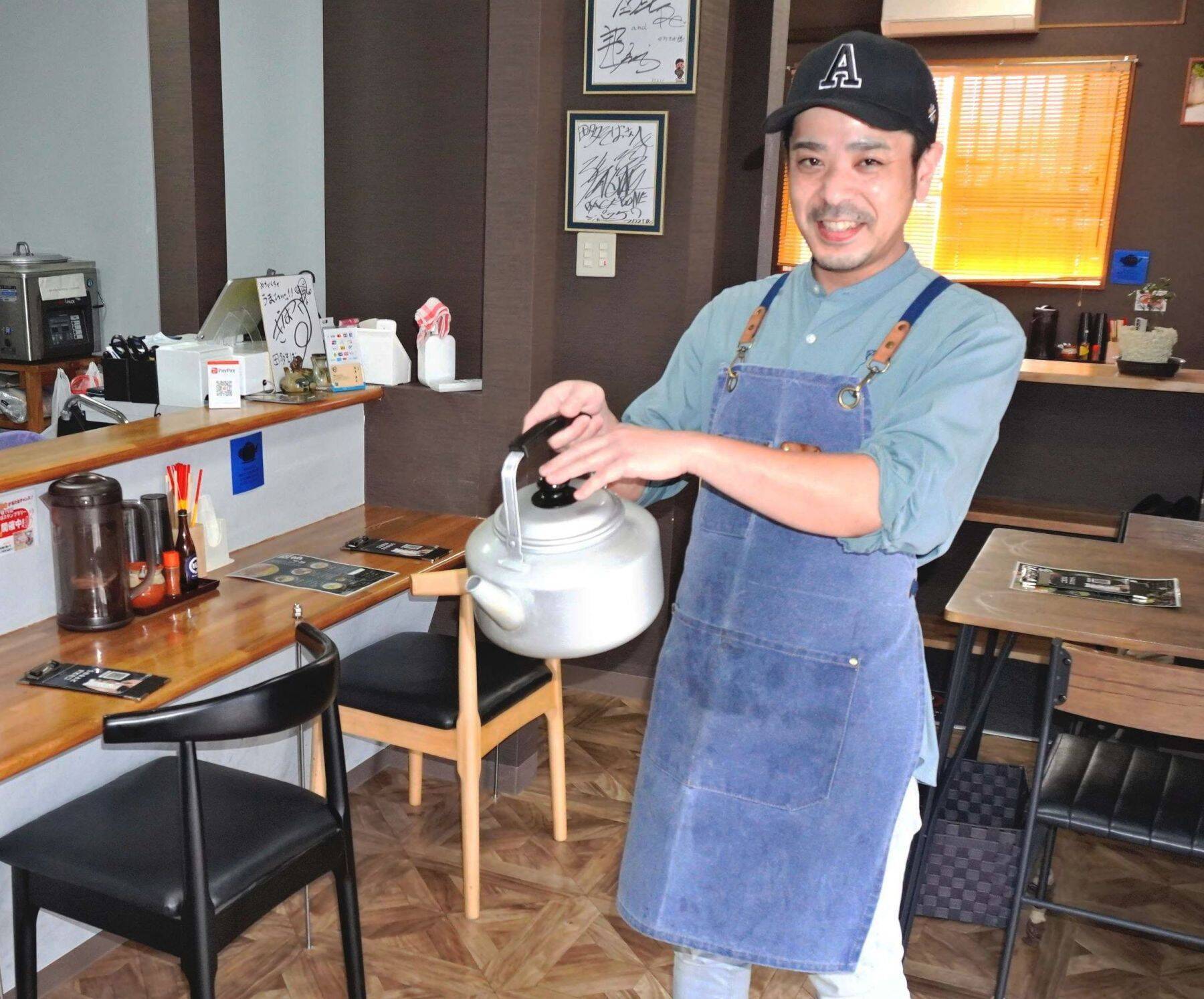 東京や関西で腕磨いた店主　透明でうまみ豊かな熱々スープ　沖縄・浦添市の田多そば