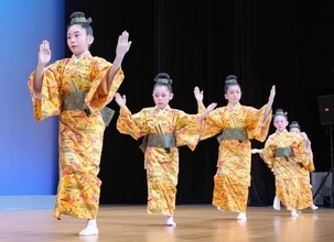琉球舞踊や器楽合奏を披露　250人、成長見せた　こども芸能祭閉幕　那覇市・タイムスホール