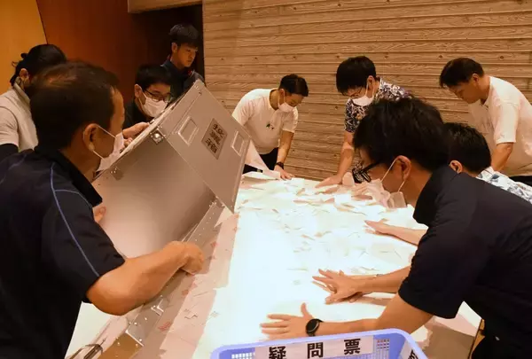 糸満市議選　開票始まる　17日午前0時ごろに大勢が判明か　定数21に対し28人が立候補