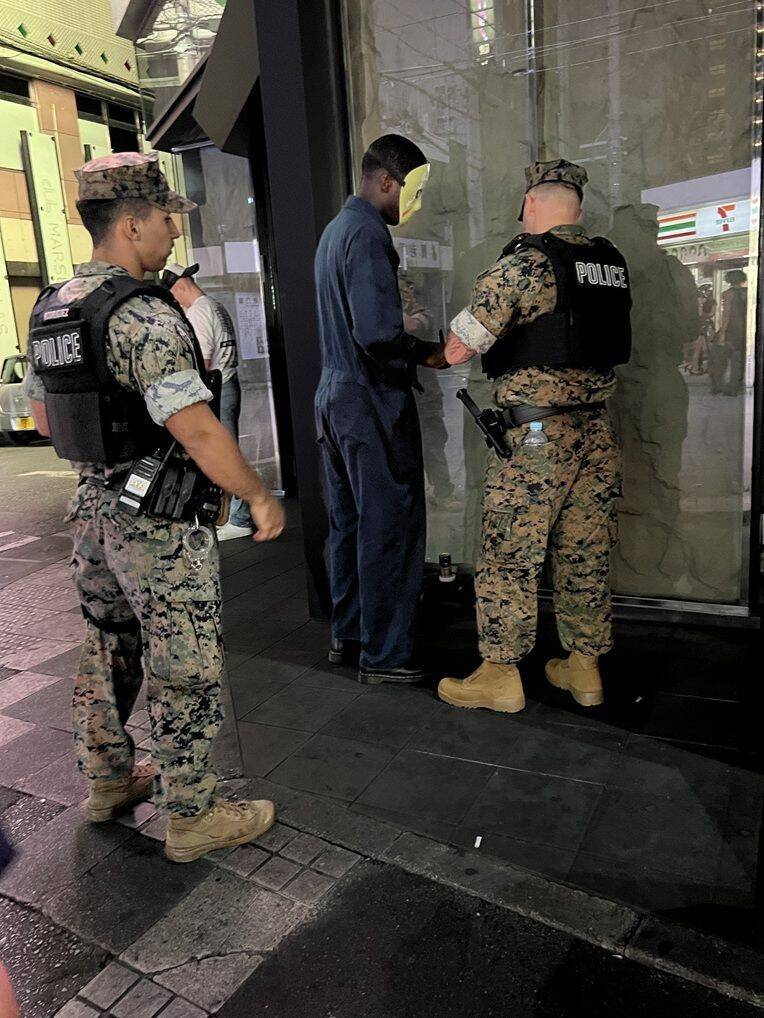 米軍憲兵隊、那覇市松山で初のパトロール　沖縄市では日米合同巡視、殴り合った米兵2人を拘束