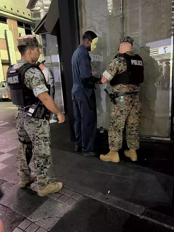 「米軍憲兵隊、那覇市松山で初のパトロール　沖縄市では日米合同巡視、殴り合った米兵2人を拘束」の画像