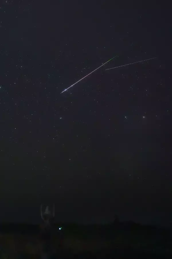 虹色に輝くペルセウス座流星群　辺戸岬の満天の星空を流れ星が駆ける