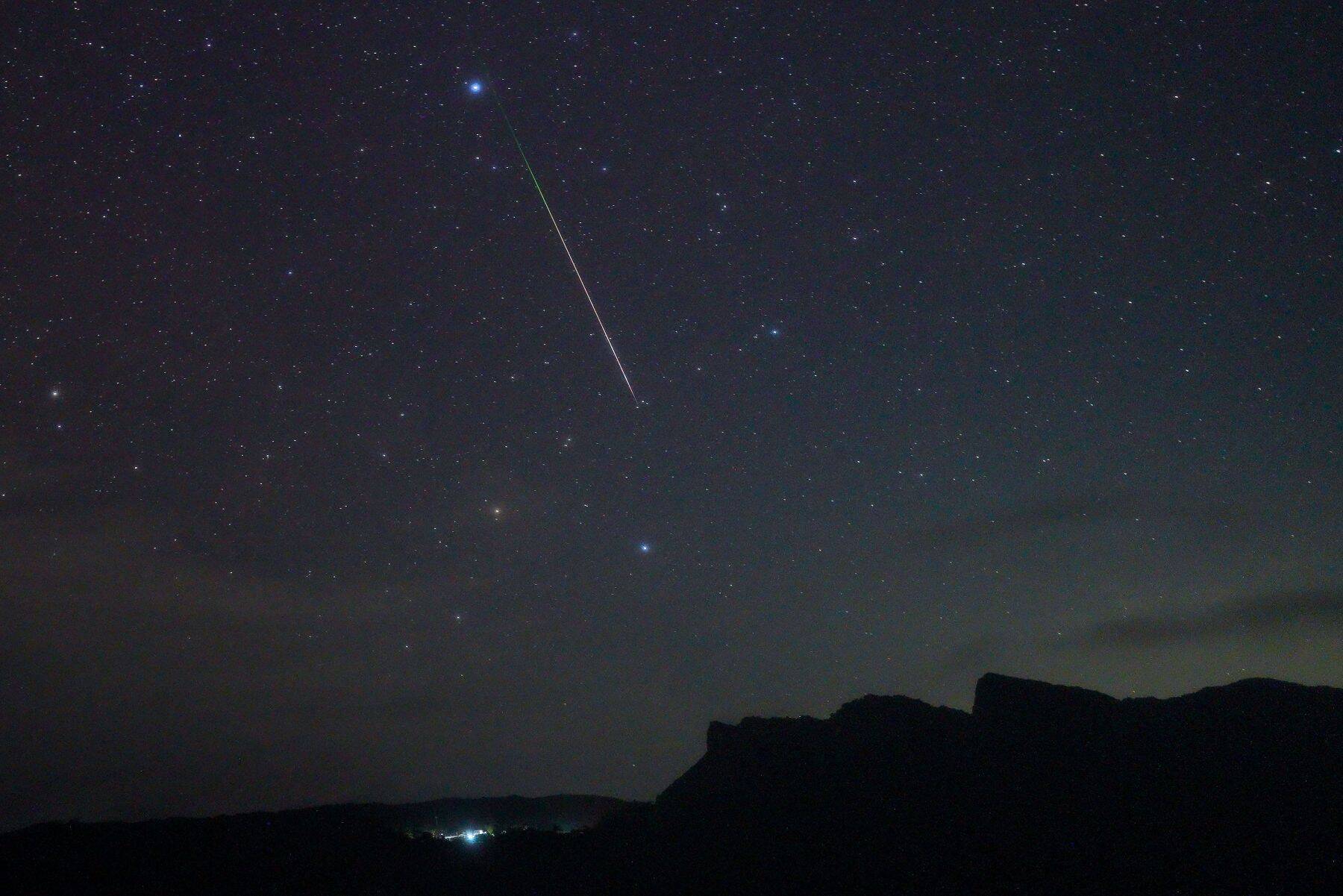 虹色に輝くペルセウス座流星群　辺戸岬の満天の星空を流れ星が駆ける