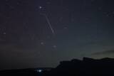 「虹色に輝くペルセウス座流星群　辺戸岬の満天の星空を流れ星が駆ける」の画像2