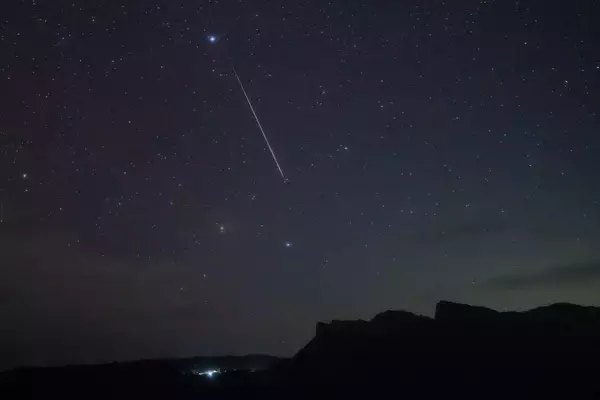 「虹色に輝くペルセウス座流星群　辺戸岬の満天の星空を流れ星が駆ける」の画像