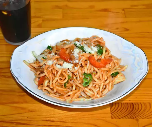 「もちもちの宮古麺で人気ナポリタン　コーヒーフレッシュを加えクリーミーな味に　宮古島市・来間島の「花風」」の画像