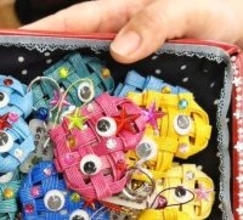 カエルのお守りで「無事帰る」　沖縄・伊是名島の新1年生13人に贈る　商工会女性部が手作り