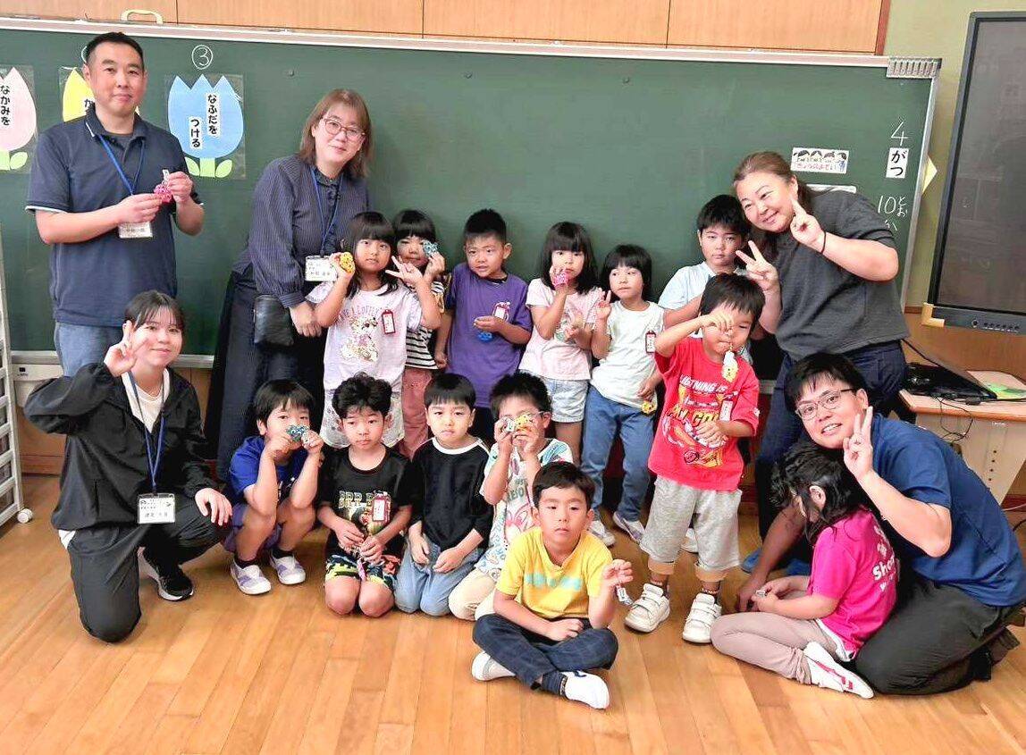 カエルのお守りで「無事帰る」　沖縄・伊是名島の新1年生13人に贈る　商工会女性部が手作り