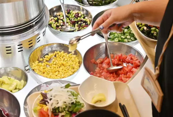 「【わが社のパワーランチ】 沖縄セルラー電話「空海」　人気のサラダバーと"肉の日"の絶品ステーキ」の画像