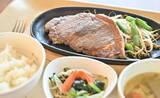 「【わが社のパワーランチ】 沖縄セルラー電話「空海」　人気のサラダバーと"肉の日"の絶品ステーキ」の画像3