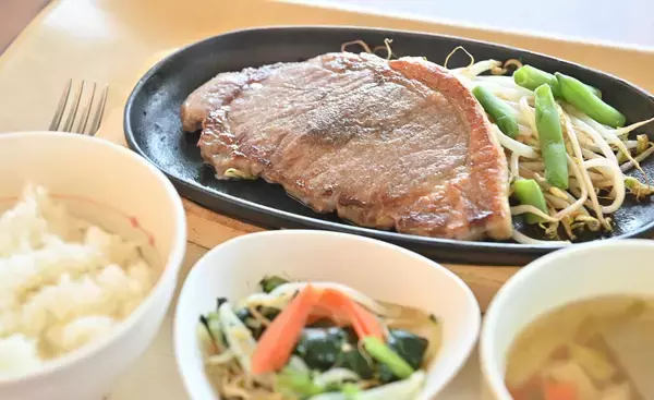 「【わが社のパワーランチ】 沖縄セルラー電話「空海」　人気のサラダバーと"肉の日"の絶品ステーキ」の画像