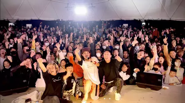 「老若男女800人超が踊った「アイワタダンス」 沖縄発“令和歌謡曲”チャカランドが広げるHAPPYの輪」の画像