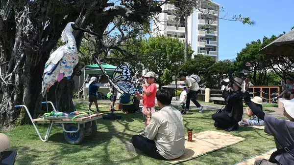 「「ウルクヌオオゴミダラ」お披露目　那覇・漫湖公園のスタバで　プラごみオブジェ」の画像