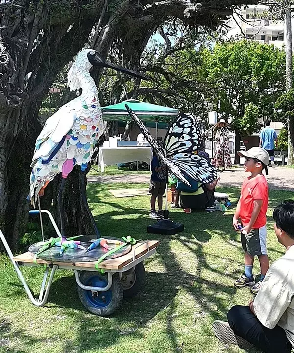 「「ウルクヌオオゴミダラ」お披露目　那覇・漫湖公園のスタバで　プラごみオブジェ」の画像