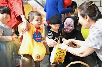 カボチャやサメに変身！ハロウィーンの日に園児21人、仮装で地域と交流　沖縄・那覇市の保育園