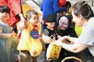 カボチャやサメに変身！ハロウィーンの日に園児21人、仮装で地域と交流　沖縄・那覇市の保育園