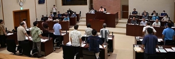 嘉手納町議会、旧海軍駐機場の即時使用禁止求め抗議決議と意見書可決　騒音激化「怒り頂点に」　<br />