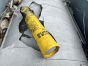 遭難知らせる落下傘付信号　那覇市泊漁港で発見　自衛隊が回収