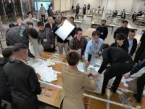 八重瀬町長選、開票始まる　8年ぶりの選挙戦　午後11時過ぎに当落判明か