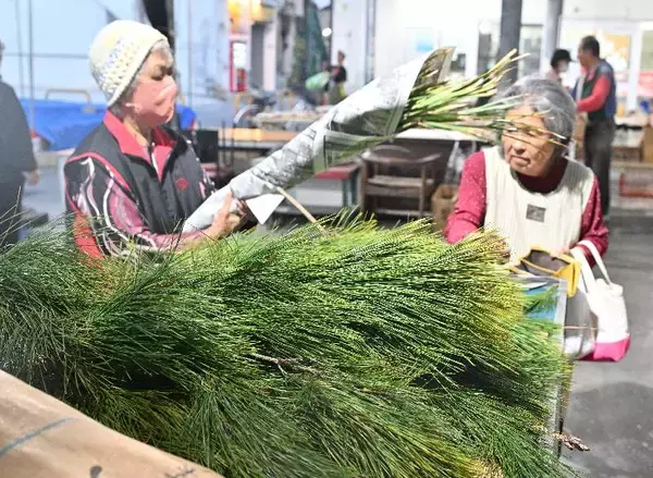 「「年越し」準備で大忙し　旧正月を前に豚肉など求め市場にぎわう　きょう16日は旧暦の大みそか「トゥシヌユールー」　沖縄・糸満市」の画像