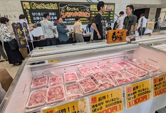 黒毛和牛切り落とし「お手頃価格で」　もとぶ牧場がセール販売会、キッチンカーも　那覇市タイムスビルで11月28日まで