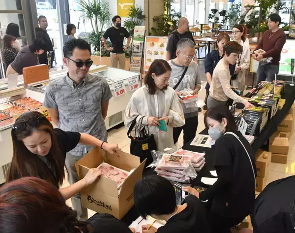 「黒毛和牛切り落とし「お手頃価格で」　もとぶ牧場がセール販売会、キッチンカーも　那覇市タイムスビルで11月28日まで」の画像