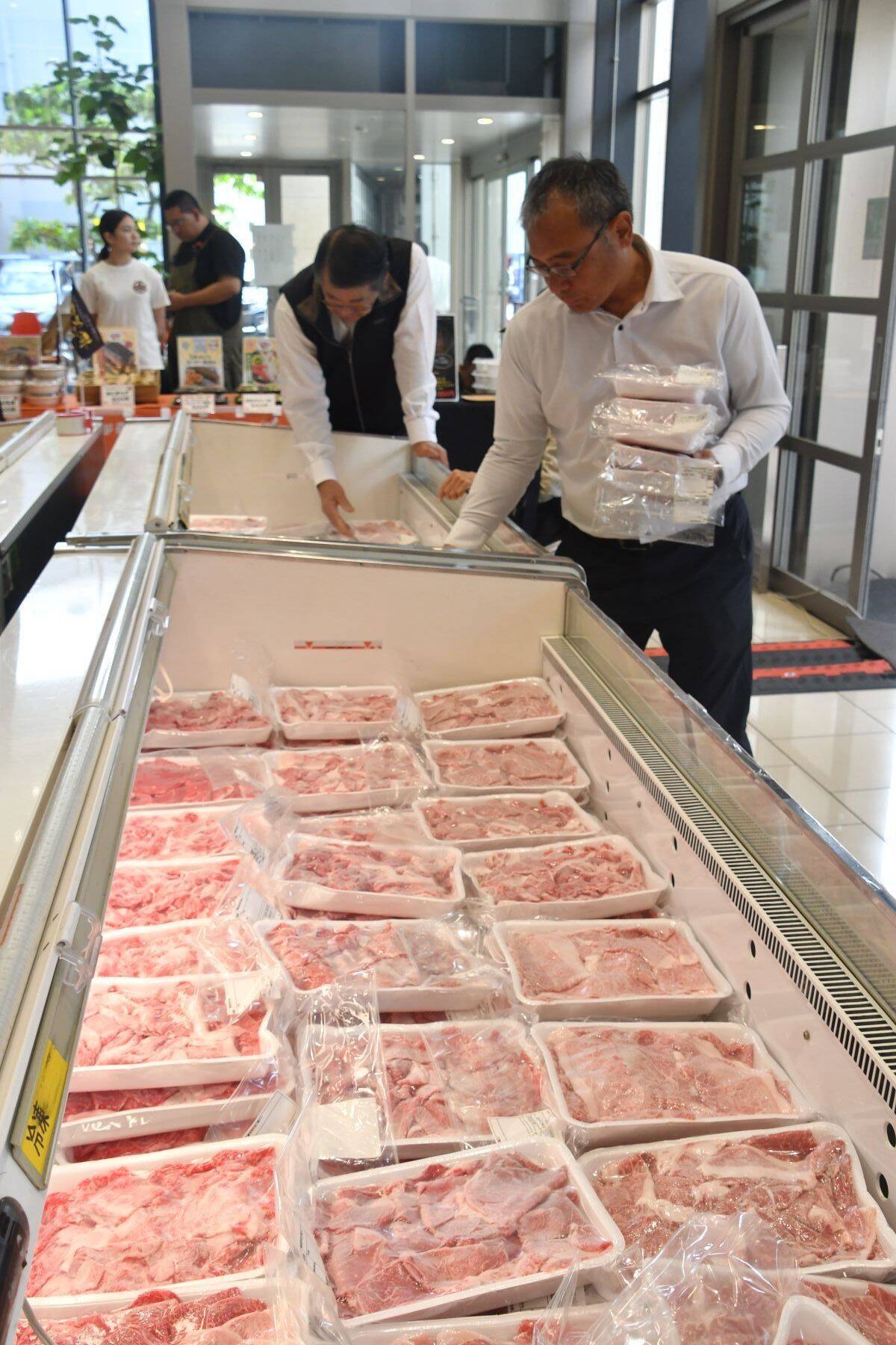 黒毛和牛切り落とし「お手頃価格で」　もとぶ牧場がセール販売会、キッチンカーも　那覇市タイムスビルで11月28日まで