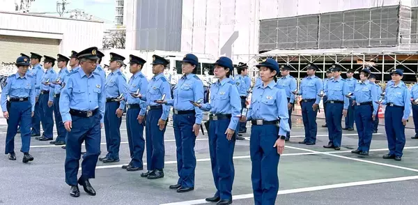 警察官が夏服に衣替え　沖縄県警本部で制服点検　「身も心も引き締まる」