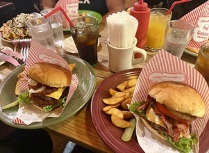 【北谷町】アメリカンな大人気ハンバーガー店『GORDIE'S』で友人と食事会してきました♪【美ら浜つーしん】