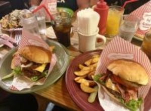 【北谷町】アメリカンな大人気ハンバーガー店『GORDIE'S』で友人と食事会してきました♪【美ら浜つーしん】