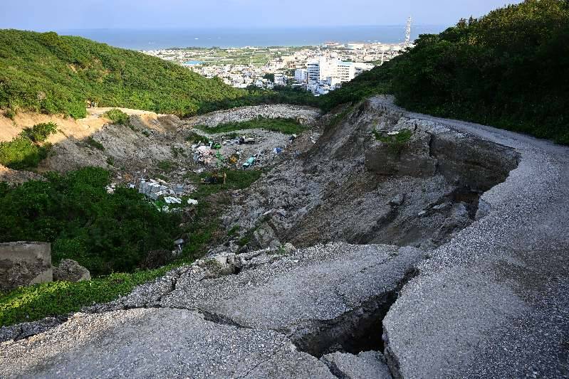 「ミシミシと地盤が崩れるような音がした」　沖縄・中城村で土砂崩れ　ユンボや破砕機が埋もれる【動画あり】