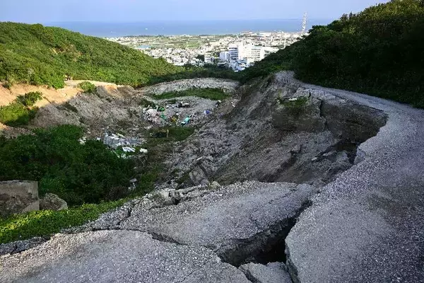 「「ミシミシと地盤が崩れるような音がした」　沖縄・中城村で土砂崩れ　ユンボや破砕機が埋もれる【動画あり】」の画像