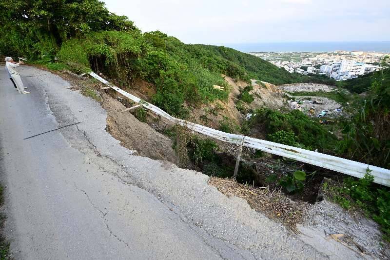 「ミシミシと地盤が崩れるような音がした」　沖縄・中城村で土砂崩れ　ユンボや破砕機が埋もれる【動画あり】