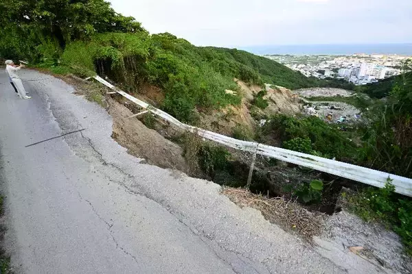 「「ミシミシと地盤が崩れるような音がした」　沖縄・中城村で土砂崩れ　ユンボや破砕機が埋もれる【動画あり】」の画像