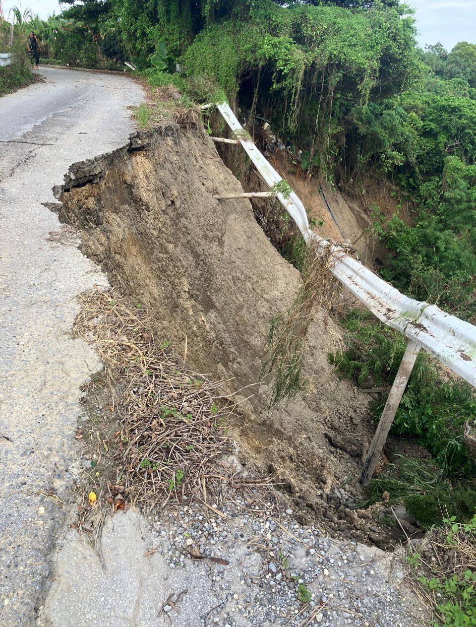 「ミシミシと地盤が崩れるような音がした」　沖縄・中城村で土砂崩れ　ユンボや破砕機が埋もれる【動画あり】