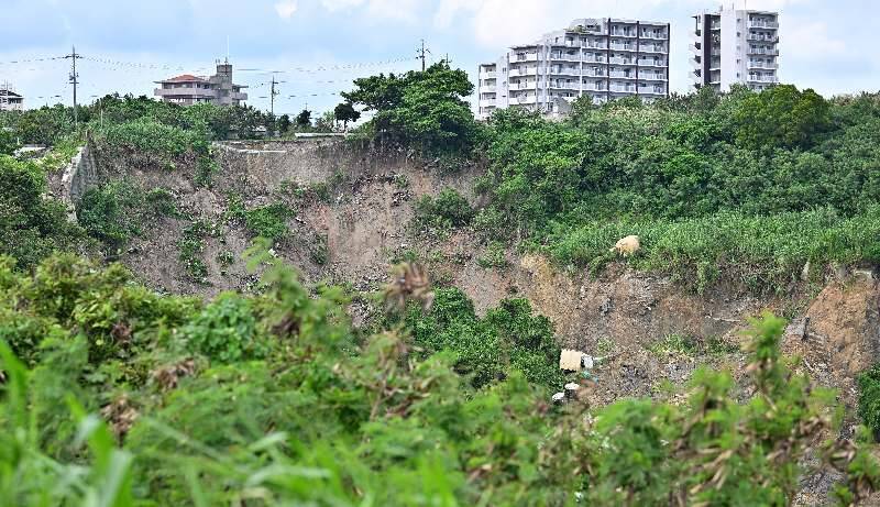 「ミシミシと地盤が崩れるような音がした」　沖縄・中城村で土砂崩れ　ユンボや破砕機が埋もれる【動画あり】