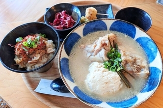 友人の一言が開業のきっかけ　母の味を進化させた沖縄そば　人気は全部のせ「ノマクロそば」